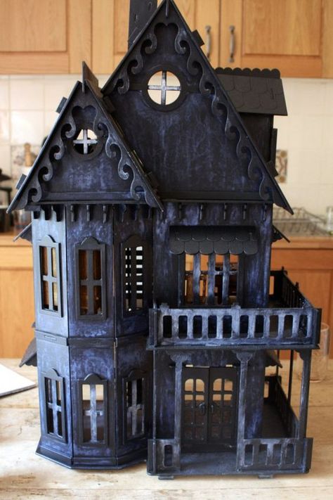 30 Cool Haunted House Crafts Perfect for Halloween #HauntedHouse #Halloween Haunted House Craft, Halloween Houses, Witches House, Gothic Dollhouse, Dollhouse Halloween, Casa Halloween, Haunted Dollhouse, Spooky House, Halloween Miniatures