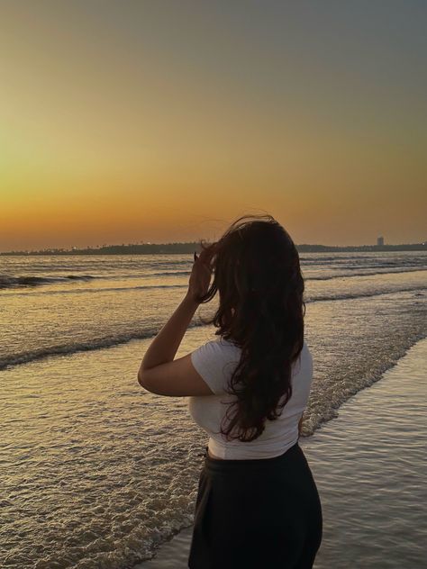 #sunset #poses #beach #wallpaper #aesthetic #girlblogger #instagram Photo Profile Girle, Sunset Aesthetic Poses, Profil Pictures Instagram, Instagram Dp Ideas Aesthetic, Picture For Instagram Profile, Beach Sunset Photo Ideas, Ideas For Profile Pictures, Selfie Profile Picture Ideas, Poses For Instagram Story