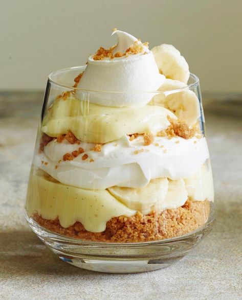 Banana Cream Pie Vanilla Parfaits #feedfeed #recipe #easyrecipe #parfait #parfaits #banana #bananacreampie #bananacream #pie Banana Parfait, Banana Pudding Pies, Homemade Vanilla Pudding, Banana Cream Pie Recipe, Mason Jar Desserts, Pudding Parfait, Dessert Parfait, Parfait Desserts, Parfait Recipes