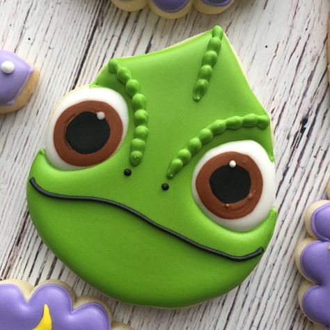 Rapunzel themed cookies! 💜💚 #rapunzel #rapunzelbirthday #rapunzelcookies #princessbirthday #princesscookies #tangled #tangledcookies… | Instagram Patisserie, Disney Cookies Decorated, Tangled Cookies, Rapunzel Cookies, Rapunzel Quinceanera, Tangled Dress, Crown Cookies, Joy Cookies, Cookie Decorations