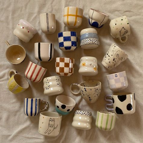 Diy Keramik, Diy Pottery Painting, Tanah Liat, Keramik Design, Pretty Mugs, Rustic Ceramics, Painted Mugs, Pottery Crafts, Diy Pottery