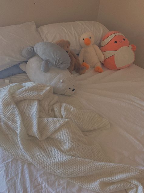 Aesthetic Bed With Plushies, Plushies Bedroom Aesthetic, Bed Plushies Aesthetic, Squishmallows Aesthetic Bed, Miniso Plushies Aesthetic, Plushies On Bed Aesthetic, Squishmallows On Bed, Bedroom With Plushies, Stuffed Animals On Bed Aesthetic