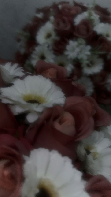 Blurry Aesthetic Flowers, Blurry Picture Aesthetic, Rainy Wallpaper Aesthetic, Blurry Aesthetic Wallpaper, Blurry Flowers, Blurry Wallpaper, Mist Flower, Rainy Wallpaper, Blurry Aesthetic