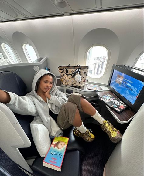 #travel #viral #trendy #paris #parisfashion #airplanewindow #flights #influencer Los Angeles, Couture, La Aesthetic, Black Girls Luxury Lifestyle, Flight Girls, Yeezy Boots, Flying First Class, Business Class Flight, First Class Flights