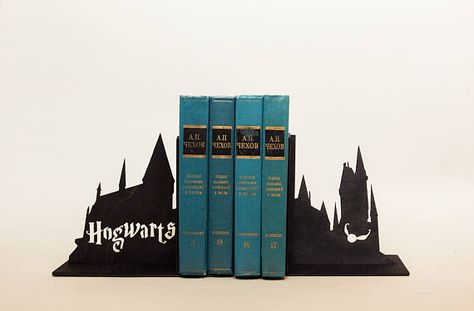 Adorable Hogwarts bookends for any Harry Potter fan looking for Harry Potter themed bookends for their shelves. Book Lovers Gifts Diy, Harry Potter Bookends, Bookends Decor, Castle Silhouette, Home Bookshelves, Harry Potter Accessories, Harry Potter Nursery, Bookshelf Inspiration, Book Page Wreath