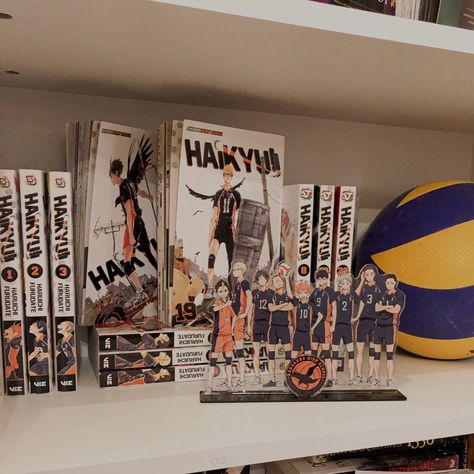 Haikyuu Room Ideas, Haikyuu Manga Collection, Aesthetic Manga Book, Haikyuu Manga Aesthetic, Manga Shelving Video, Haikyuu Room Decor, Haikyuu Room, Manga Aesthetic Books, Manga Book Aesthetic