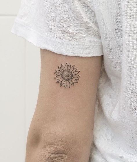 Womens Tattoos Back Of Arm, Sunflower Face Tattoo, Meaning Sunflower, Small Tattoo Hand, Neck Tattoo Women, Sunflower Tattoo Meaning, Tattoo Back Tattoo, Sunflower Tattoo Simple, Sunflower Tattoo Ideas