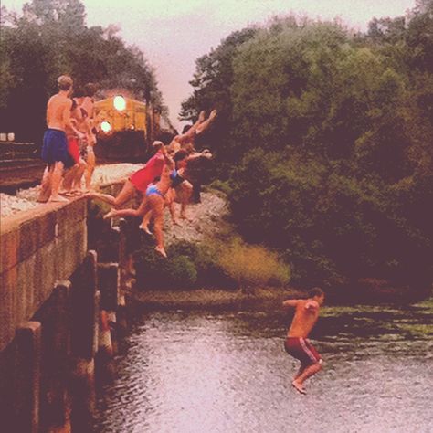 Teenage summer fun Summer Nastolgia, Jetty Jumping, River Jumping, River With Friends, Retro Summer Aesthetic, Bridge Jumping, 90s Life, Fall Pinterest, River Rapids