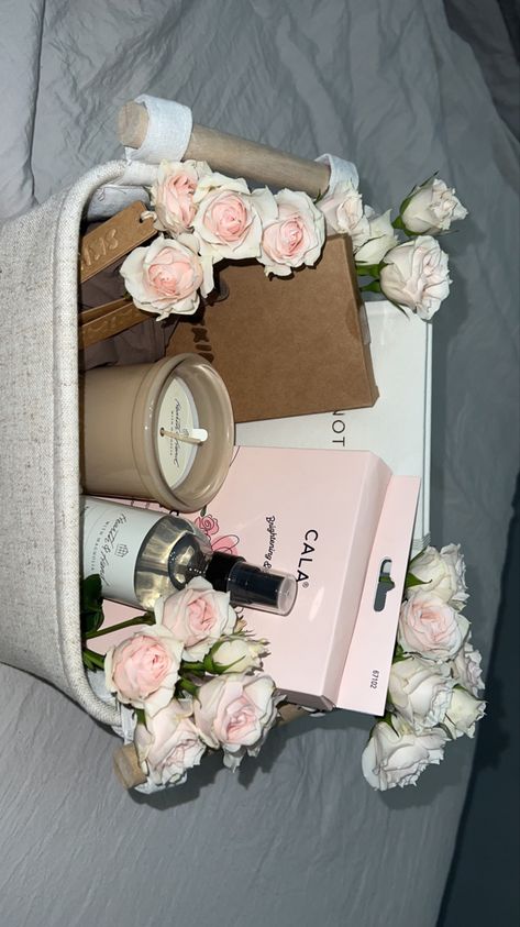 Gift Basket With Flowers Ideas, Simple Birthday Basket Ideas, Dream Gifts For Her, Boujee Gift Basket, Gift Basket Idea For Best Friend, Gifts For Best Friends Baskets, Birthday Gifts Baskets For Women, Pink Bday Gift Basket, Self Care Basket Aesthetic