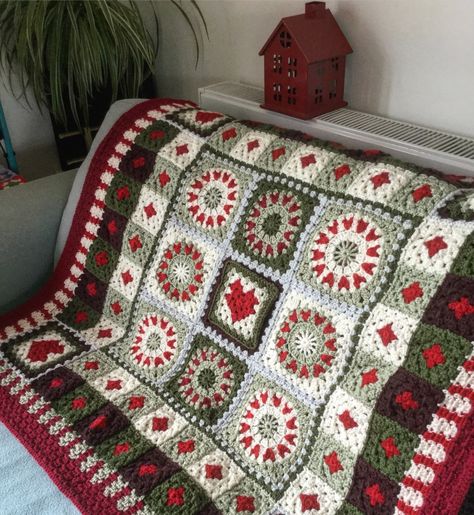 Christmas Afghan, Christmas Crochet Blanket, Confection Au Crochet, Crochet Blanket Designs, Christmas Blankets, Holiday Crochet, Crochet Patterns Free Blanket, Blanket Patterns, Christmas Crochet Patterns