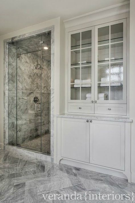 Create A Stylish Walk-In Shower Easily - Decoholic Subway Tiles, Veranda Interiors, Makeover Kamar Mandi, Cabinet Remodel, Master Bath Remodel, Bathroom Top, Trendy Bathroom, Design Del Prodotto, Bathroom Renos