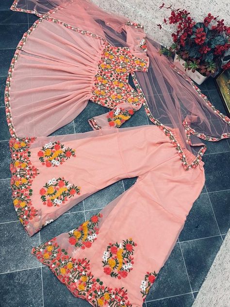 Morden Lehenga, Garara Pattern, Sharara Suit Design, Dress Designs Ideas, New Punjabi Suit Design, Bride Dance, Plazzo Set, New Punjabi Suit, Punjabi Suit Design