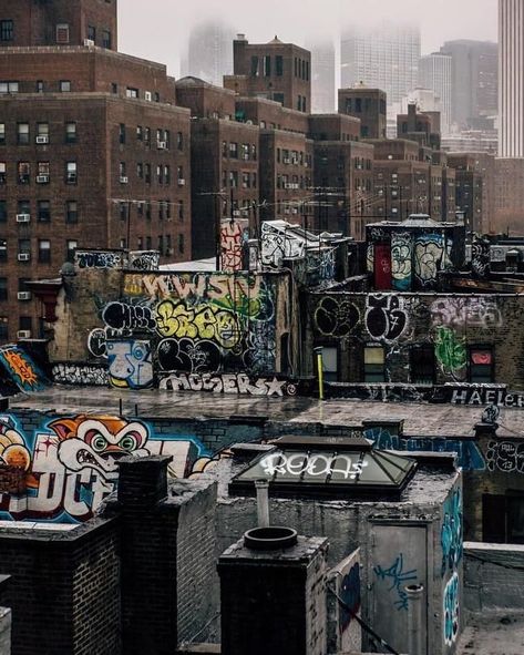 Street Art Graffiti, Desen Realist, Street Graffiti, Images Esthétiques, Grunge Photography, City Aesthetic, Aesthetic Grunge, Abandoned Places, Graffiti Art
