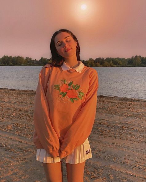 Minga London on Instagram: “Golden Hour Is My Happy Hour! 🌅😍 @nynketabak in the Orange Blossom Sweater🍊” Orange Shorts Outfit, Orange Sweater Outfit, Orange Shirt Outfit, Orange Top Outfit, Orange Skirt Outfit, Cute Colorful Outfits, Pastel Aesthetic Outfit, Bright Outfit, Outfits Pastel