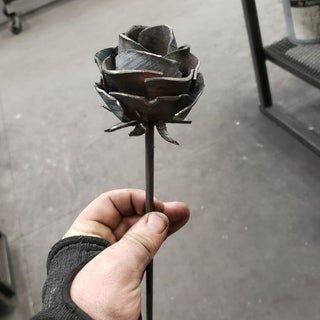 How to Make a Metal Rose : 5 Steps (with Pictures) - Instructables Diy Welding Projects, How To Make Metal, Cool Welding Projects, Metal Roses, Iron Rose, Blacksmith Projects, Diy Welding, Welding Art Projects, Metal Working Projects