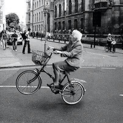 Granny doing wheelies! Sepeda Retro, Mont Fuji, I Want To Ride My Bicycle, Foto Vintage, Foto Art, Old People, Aging Gracefully, Growing Old, White Photography