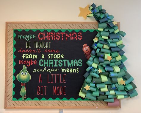 Christmas Grinch bulletin board Natal, Grinch Tree Bulletin Board, School Board Christmas Decoration, Grinch Theme Bulletin Board, Poster Board Christmas Ideas, Christmas Theme Board Ideas, Bulletin Christmas Board Ideas, Grinch Library Decorations, Office Christmas Bulletin Board