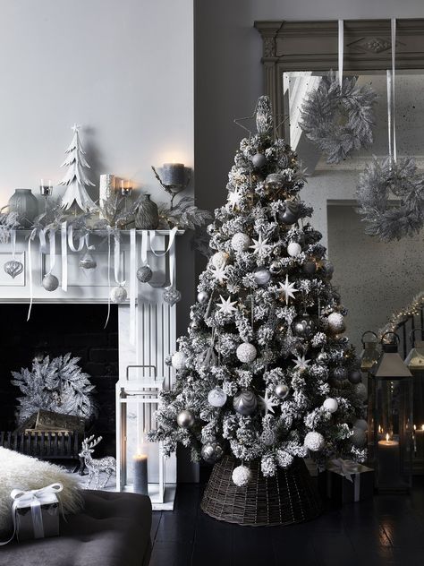 Natal, Grey Christmas Decor, Room Schemes, Grey Christmas Tree, Elegant Christmas Trees, Black Christmas Trees, Dark Christmas, Grey Christmas, White Christmas Trees