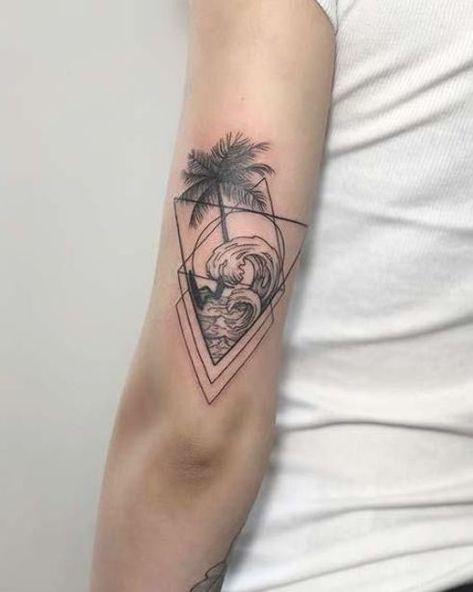 Creative Tattoo Designs, Tattoo Sister, Triangle Tattoo Design, Tricep Tattoos, Unusual Tattoo, Tattoo Inspiration Men, Ideas For Fun, Creative Tattoo, Palm Tattoos