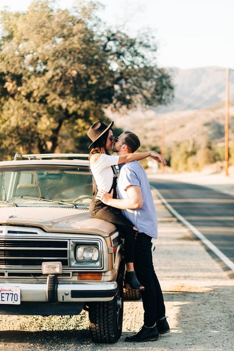 Country Engagement Pictures, Photo With Car, Engagement Photos Vintage, Car Engagement Photos, Car Couple, Foto Pertunangan, Haircut Selfie, Photo Hijab, California Engagement Photos