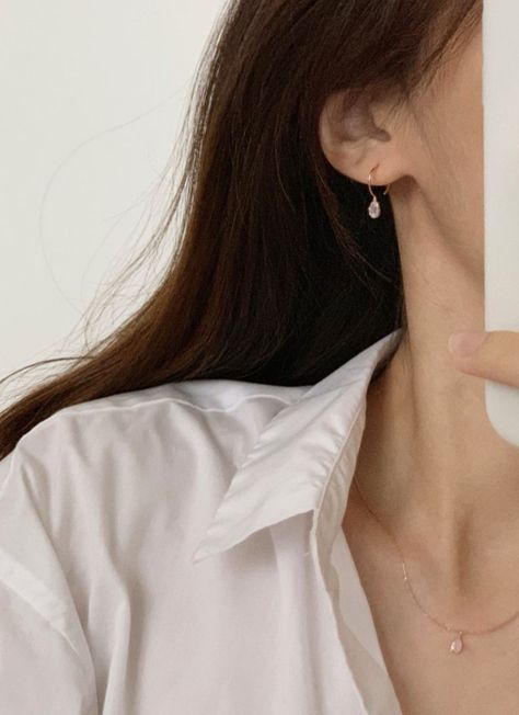 Aesthetic Minimal Jewelry, Silver Jewellery Aesthetic Bracelets, Minimal Silver Earrings, Anting Korean Style Simple, Minimal Earrings Aesthetic, Korean Jewelry Aesthetic, Formal Jewelry Ideas, Anting Korean Style, Earing Aesthetics