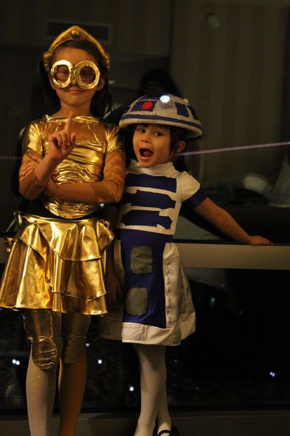 Cute DIY Star Wars costumes + I spy an LED light! Nice use of that for R2-D2, bravo. Humour, Star Wars Costumes For Kids, C3po Costume, Star Wars Costumes Diy, Ghost Ghouls, Anastacia Disney, Disfraz Star Wars, Diy Star Wars, Costume Department