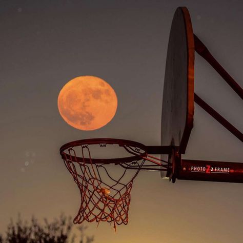 @photoz2frame captured this creative photo of the Supermoon over the Bay Area. Photo: @photoz2frame / Instagram Photo Basket, Cool Basketball Wallpapers, Basketball Board, Square Pictures, Basketball Background, Tupac Pictures, Ball Aesthetic, Sports Photo, Pretty Wallpapers Tumblr