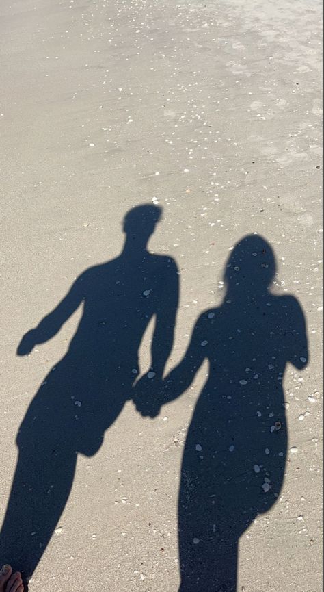 cute pic walking on the beach Couple Walk, Couple Beach Pictures, Beach Romance, Beach Instagram Pictures, Couple Silhouette, Beach Date, Couples Walking, Walk On The Beach, Aesthetic Couple