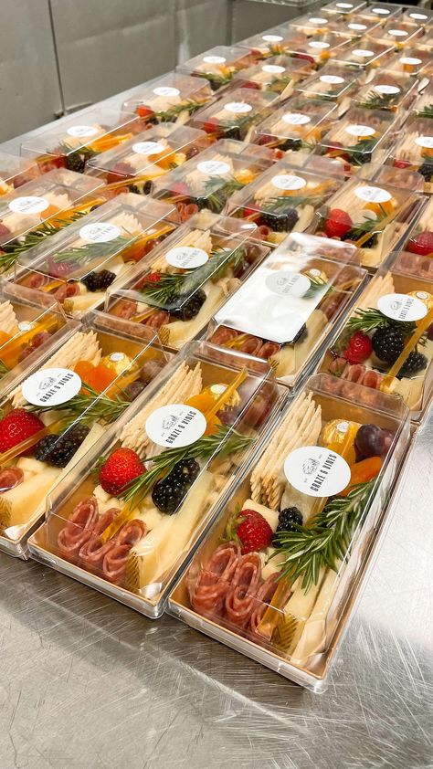 Deli Display Case Ideas, Employee Food Ideas, Charcuterie Pop Up Shop Ideas, Charcuterie Board Food Truck, Charcuterie Cart Ideas, Individual Party Food Ideas, Charcuterie Cart, Party Lunch Boxes, Charcuterie Gift Box