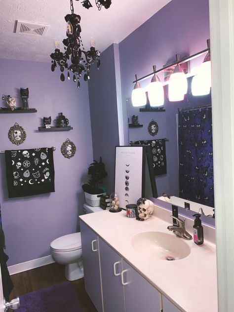 Bates Motel Bathroom Decor, Dark Goth Bedroom Ideas, Goth Decor Bathroom, Bathroom Decor Witchy, Gothic Bathroom Vanity, Goth Bathroom Aesthetic, Spooky Bathroom Decorating Ideas, Spooky Bathroom Ideas, Witchy Bathroom Aesthetic