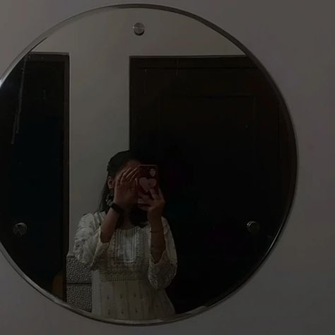 mirror aesthetic Mirrors Selfie Aesthetic, Mirror Selfie Traditional, Girl Mirror Sefile Aesthetic, Indian Girl Mirror Sefile, Fake Mirror Pic, Mirror Aesthetic, Fake Profile, Boy Blurred Pic, Aesthetic Mirror