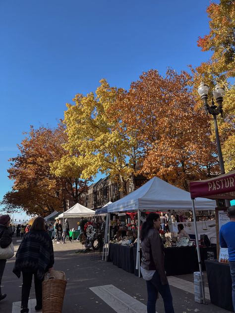 #westcoast #pnw #washington #vancouver #downtown #aesthetic #fall #leaves #cute #fyp Seattle Fall Aesthetic, Autumn Farmers Market, Vancouver Aesthetic, Washington Fall, Washington Aesthetic, Washington Summer, Pullman Washington, Vancouver Downtown, Pnw Washington