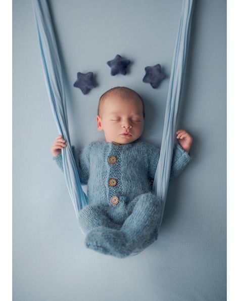 New Born Baby Photo Shoot Boy, Newborn 1 Week Photo Ideas, Newborn Photoshoot For Baby Boy, Cool Newborn Photography, Newborn Baby Boy Photoshoot Idea, Newborn Baby Boy Shoot, Easy Diy Newborn Pictures, Fun Newborn Picture Ideas, New Born Pictures Baby Boy