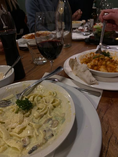 Essen, Restaurant Pasta Aesthetic, Fancy Restraunt Date Aesthetic, Pasta Aesthetic Restaurant, Restaurant Food Aethstetic, Italian Dinner Restaurant, Pretty Restaurant Aesthetic, Going Out For Dinner Aesthetic, Restaurant Meal Aesthetic