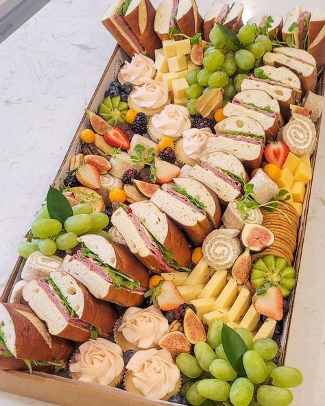 Sandwich Galore - Dessert Items (Cupcakes/Mini Cakes) / Vegetarian / Diamon Kid Party Food Ideas, Platters Grazing, Meat Sandwiches, Charcuterie Board Meats, Amazing Food Platters, Fest Mad, Sandwich Platter, Kreative Snacks, Dessert Items