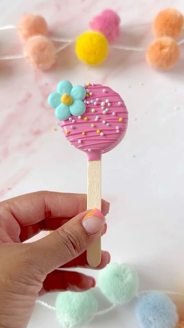 Cake Pops, Polly Pocket Birthday Party, Oreo Cake Pops Recipe, Decorated Oreos, Tie Dye Birthday Party, My Aesthetics, Oreo Cake Pops, Oreo Cookie Pops, Pink Cake Pops