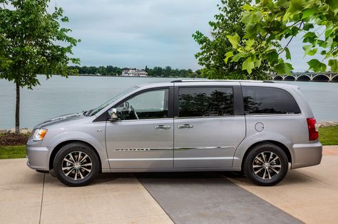 2014 Chrysler Town and Country Family Cars Suv, Town And Country Van, Ford Edge Sport, Car Companies, Chrysler Cars, Top Car, Daimler Benz, Car Designs, Chrysler Town And Country