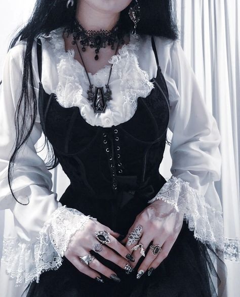 Gothic Fashion Casual Everyday, Old Money Goth, Gothic Tomboy, Romantic Goth Style, Fancy Goth Outfits, Overdressed Outfits, Vampire Outfit Aesthetic, Gothic Aesthetic Outfit, Darkwave Fashion