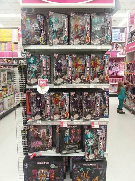 In a Toys R Us! Toys R Us Nostalgia, Toys R Us Aesthetic, New Monster High Dolls, 2000s Toys, Monster High Pictures, Childhood Memories 2000, Moster High, Nostalgic Toys, Monster High Art