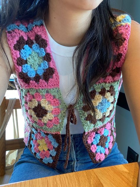 Easy Crochet Aesthetic Ideas, Crochet Squares Aesthetic, Vest Crochet Outfit, Reading And Crocheting Aesthetic, Granny Square Crochet Vest Pattern, Crochet Vest Granny Square Pattern, Patchwork Vest Crochet, Beginner Crochet Clothing Patterns, How To Style Crochet Vest