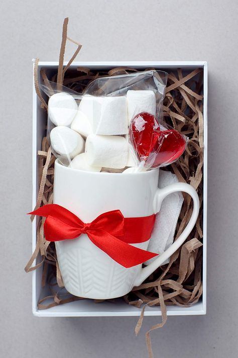 Special Christmas Gift Ideas For The Ones You Love | Glaminati.com Friends Diy Gifts, Inexpensive Christmas Gift Ideas, Creative Gift Baskets, Inexpensive Christmas Gifts, Inexpensive Christmas, Gift Ideas For Everyone, Neighbor Christmas Gifts, Giveaway Gifts, Gift Wraping