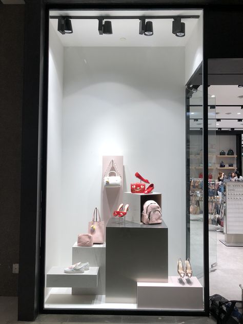 Shoes Window Display Ideas, Shoe Store Window Display, Bag Window Display, Store Window Displays Ideas, Shoe Window Display, Retail Window Display Ideas, Luxury Window Display, Retail Window Display, Boutique Window Displays