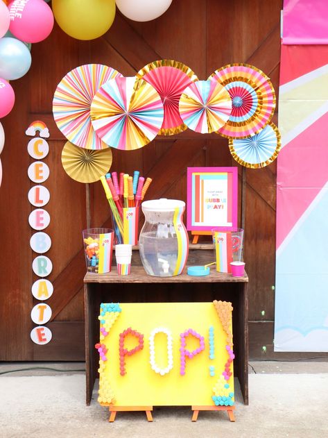How to set up a fun and colorful bubble station for a Summer Community Block Party! Get details, plus tons of other Summer Block Party ideas and inspiration, at fernandmaple.com! Party Bubble Station, Block Party Games, Bubble Station, Summer Block Party, Craft Cart, Free Printable Invitations, Diy Birthday Party, Colourful Balloons, Block Party