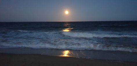 Full moon view by the sea shore. Beach And Moon Wallpaper, Moon Hd Wallpapers Wallpaper Desktop, Sea Cover Photo Facebook, Nature Aesthetic Cover Photo, Sea Computer Wallpaper, Clear Desktop Wallpaper, Water Aesthetic Wallpaper Laptop, Sea Pc Wallpaper, Facebook Cover Photos Beach