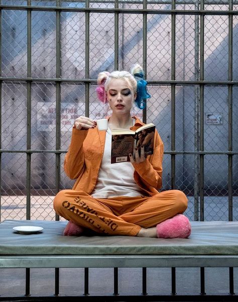 #joker #jokermovie #movie #aesthetic #harleyquinn #harley #jokerandharley #prison #reading #hair #margot #orange #pink #pinterest  #blue Quin Harley, Harley Quinn Et Le Joker, Joker Y Harley Quinn, Ragazza Gangsta, Kostuum Halloween, Harley Quinn Halloween, Jason Todd Batman, Margot Robbie Harley Quinn, Margot Robbie Harley