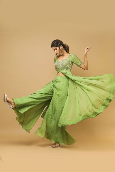 Marriage Outfit, Easy Diy Fashion, Green Blouse Designs, Lehenga Top, Oscar Outfits, Trendy Outfits Indian, Flared Palazzo, Simple Frocks, Lehenga Designs Simple