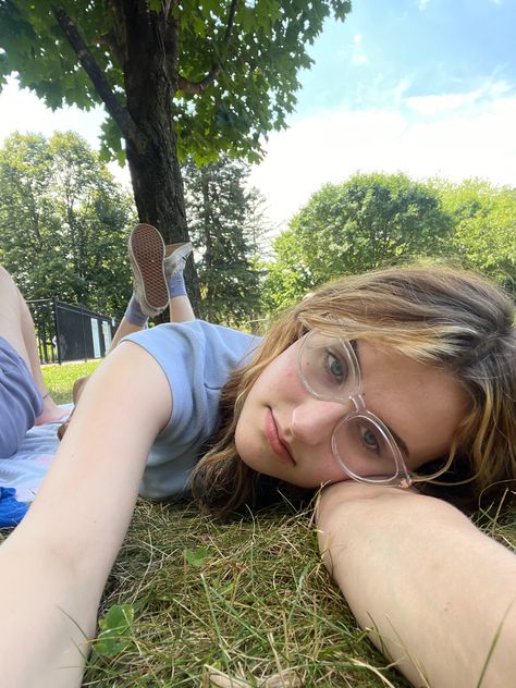 Pics Laying Down, Selfie Lying Down, Laying On The Grass Aesthetic, Grass Poses Picture Ideas, Grass Picture Ideas Instagram, Garden Selfie Ideas, Silly Poses For Pictures, Nature Selfie Ideas, Grass Picture Ideas