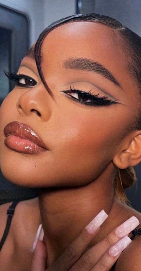 Smoky Eye Black, Makeup Tutorial Smokey Eye, Sephora Aesthetic, Black Woman Outfits, Step By Step Smokey Eye, Smokey Cat Eye Makeup, Eye Makeup Smokey, Eye Makeup Step By Step, Cat Eyeliner Makeup