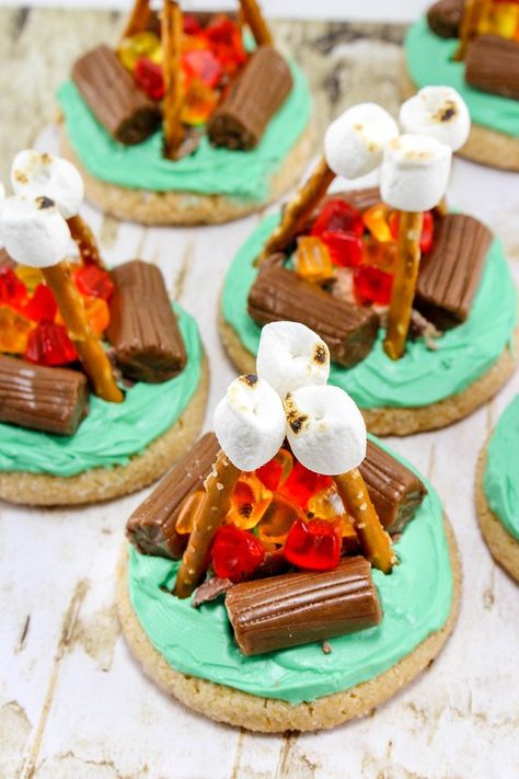 These Campfire Cookies are not only adorable - they are EASY to make. They are perfect for camping, boy/girl scouts or just summer in general. #recipe #DIY Campfire Cookies, Campfire Snacks, Camp Vbs, Party Cookies, Easy Camping Meals, Kids Treat, Easy Camping, Camping Birthday, Cute Snacks