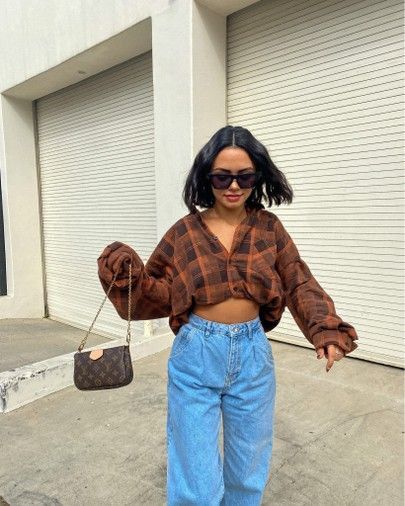 Flannel Bodysuit Outfit, Stylish Flannel Outfits, Cute Ways To Wear Flannels, Fall Outfit Inspo Flannel, Loose Flannel Outfits, Cool Flannel Outfits, Flanal Outfits Winter, Flannel Going Out Outfit, Outfits With White Flannel